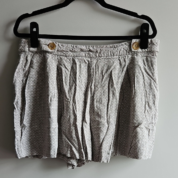 2/$20 Banana Republic - Gray Bermuda Shorts Relaxed Fit - Size 10 - Picture 1 of 5